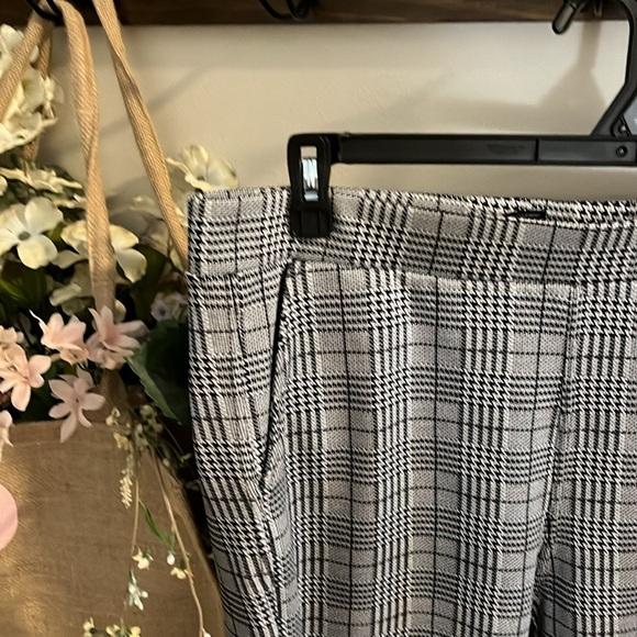 Houndstooth Plaid Dressy Leggings - Picture 3 of 5